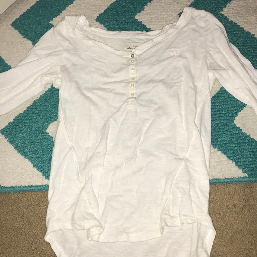 WHITE ABERCROMBIE AND FITCH HALF SLEEVE